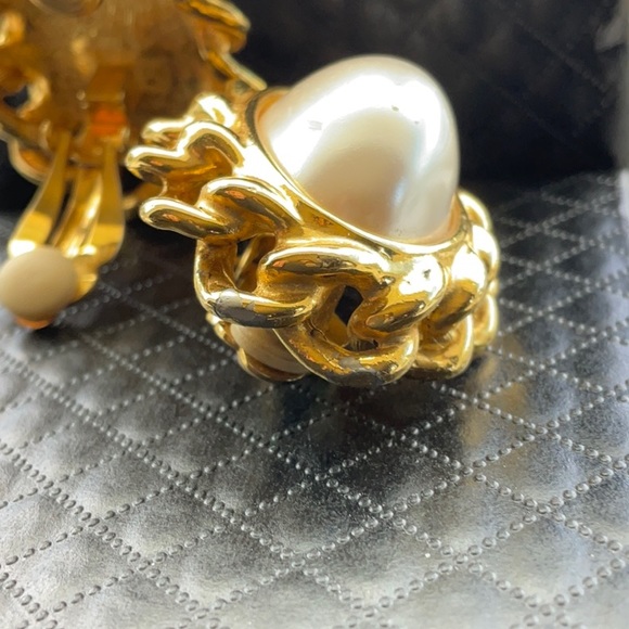 Vintage 1980’s Couture Inspired Faux Pearl Gold Chain Clip-On Earrings - Picture 4 of 4